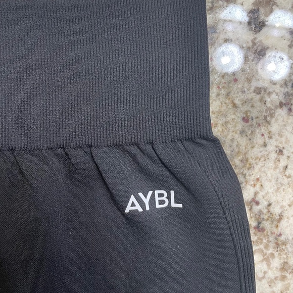 NWOT AYBL Pulse Black / Grey Ombre Seamless Training Short (Size S) - Picture 6 of 8